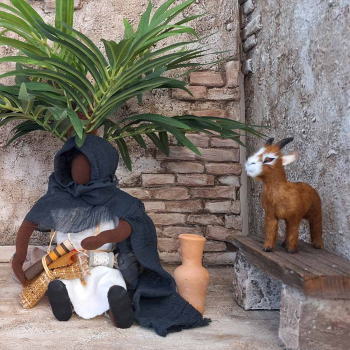 Preview: Hagar - Nebenfrau Abrahams & Stoffrollen & Spulen & Topf im handgehäkelten Netz